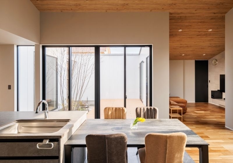 キッチンダイニングから眺める中庭